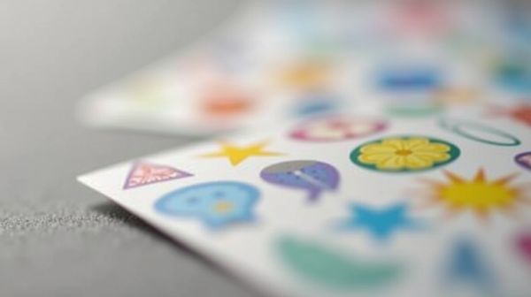 L'autocollant adhésif, la solution décorative polyvalente